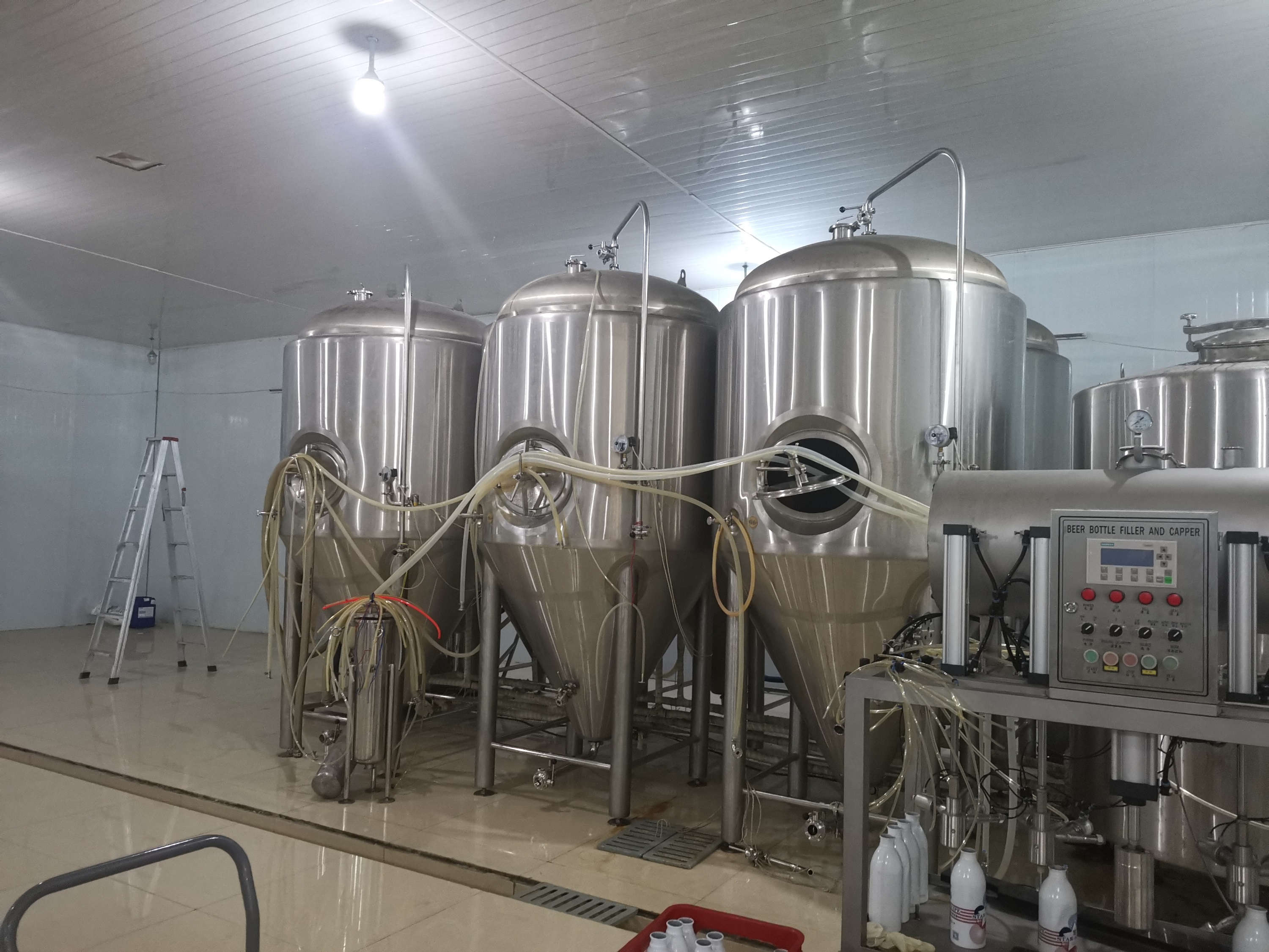 成都 2000L兩器+熱水精釀啤酒設備